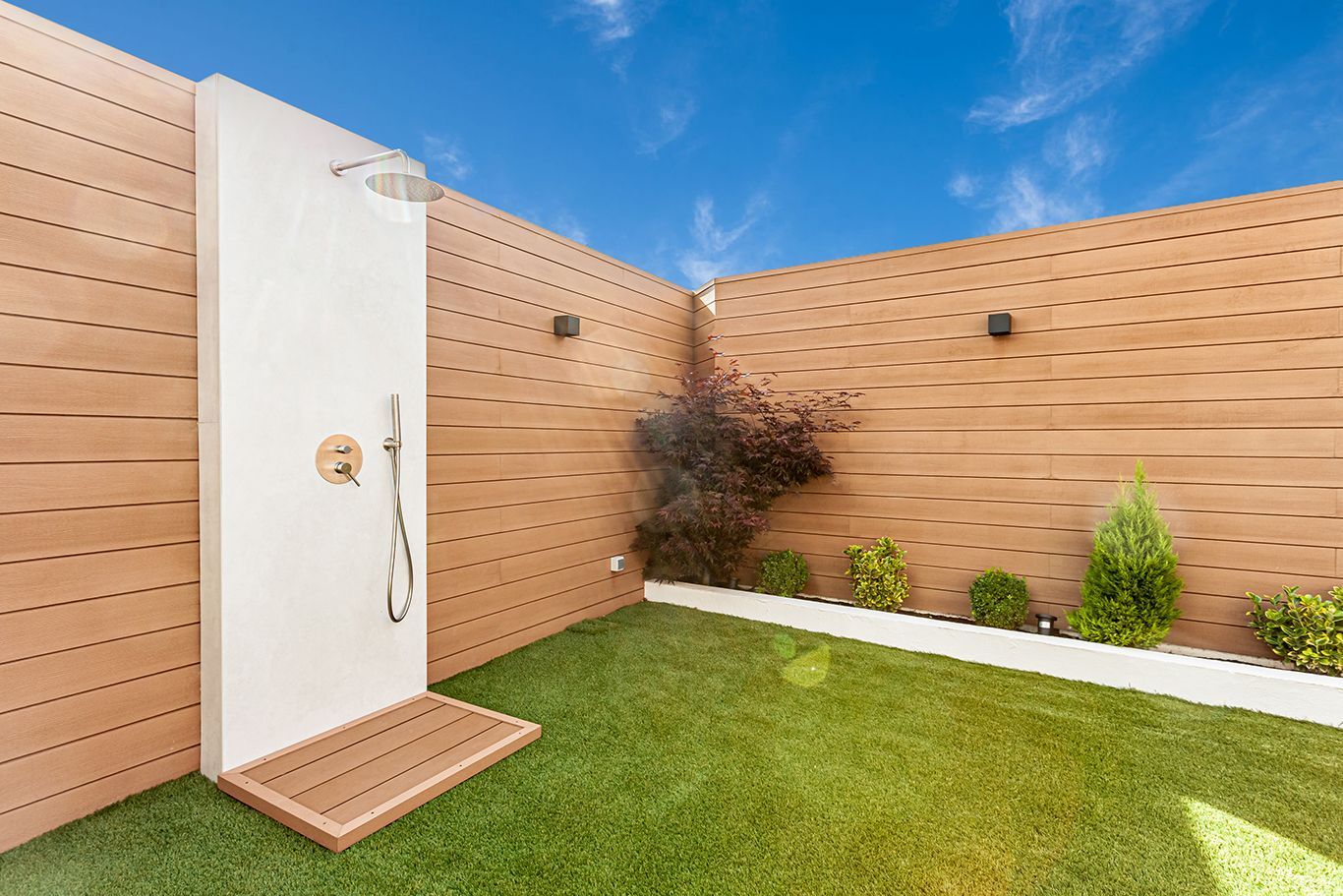 Decoración Jardín con ducha